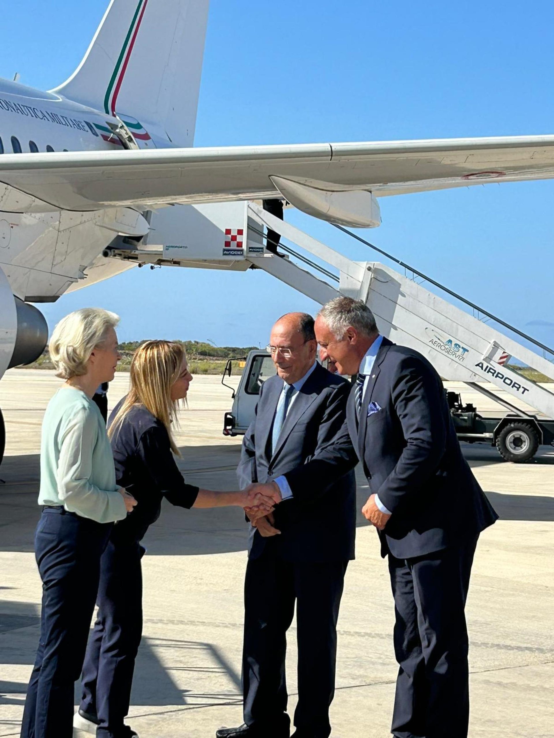 Von der Leyen e Meloni arrivate a Lampedusa