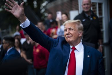 Trump punta sui negoziati: dazi ridotti al 10% per 75 Paesi, ma stretta durissima sulla Cina 