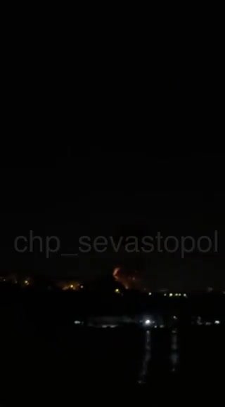 Russia, esplosioni nel cantiere di Sebastopoli attaccato con missili I video