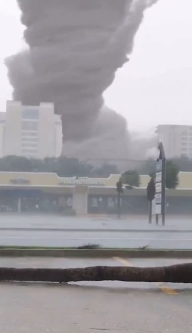 Tornado, tempesta di fulmini e inondazioni in Algeria | video