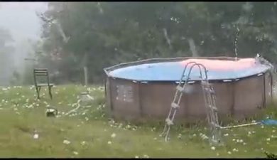 Spagna, l’incredibile tempesta di grandine colpisce un giardino I video