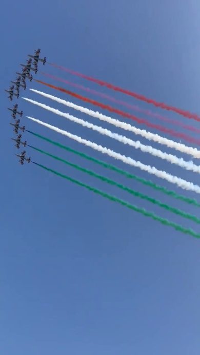 Le Frecce Tricolori in volo sopra Milano | video