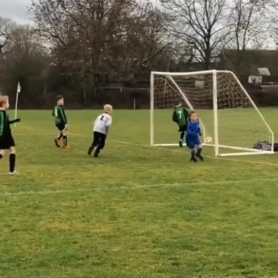 L’incredibile gol di tacco della bambina fenomeno del calcio | video