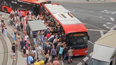 Bilbao; persone sollevano un pullman per salvare un anziano | video