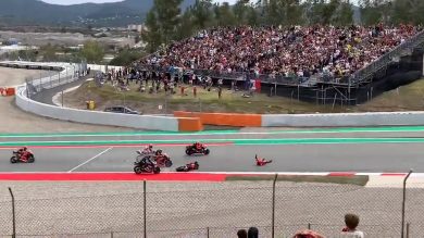 Terribile incidente a Pecco Bagnaia in Moto Gp a Barcellona | video