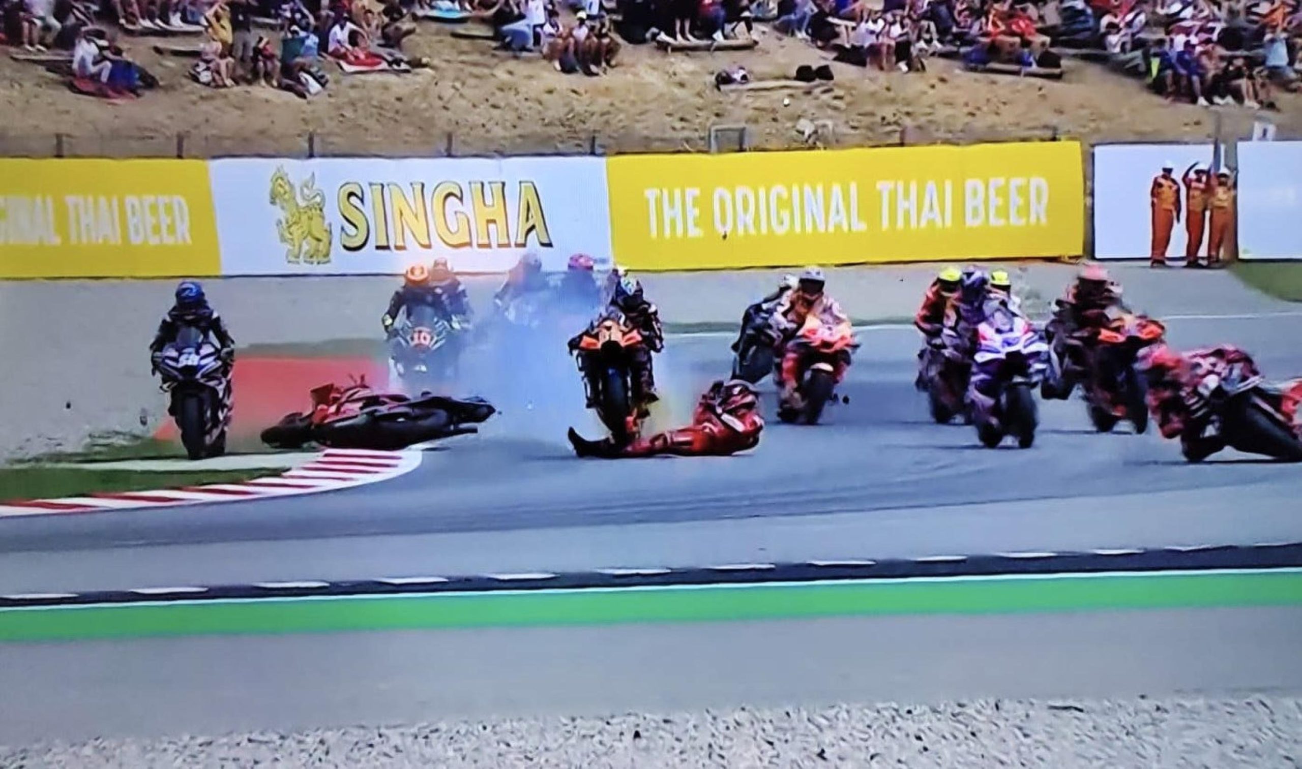 Bagnaia, caduta choc a Barcellona: investito da Binder, nessuna frattura