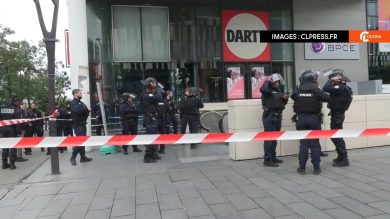 Parigi: la polizia spara a una donna velata in metro | video