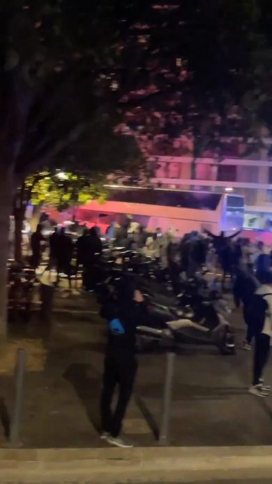 Vergogna a Marsiglia, pullman del Lione preso a sassate: ferito Grosso I video