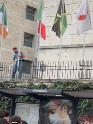 Bandiera di Israele strappata dalla sede Fao di Roma durante la manifestazione per la Pace | video