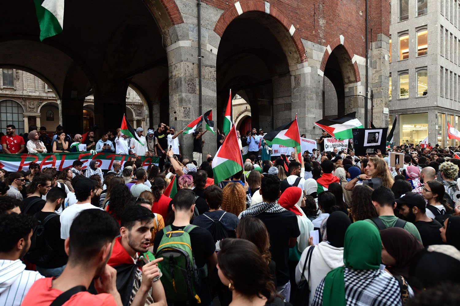 Soldi e propaganda: la rete italiana pro Hamas