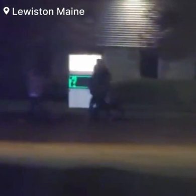 Lewiston, Maine. Uomo spara sulla gente in tre locali: 20 morti. Il video dell’assalto
