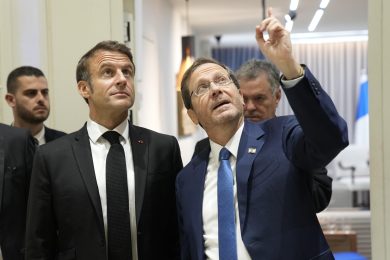 Gaza, stallo nella trattativa sugli ostaggi. Il presidente francese Macron in visita a Israele