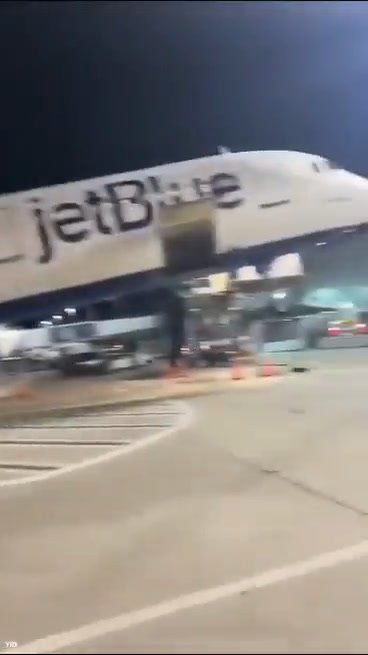 Aereo muso verso l’alto, causa stiva piena all’aeroporto JFK di New York | video