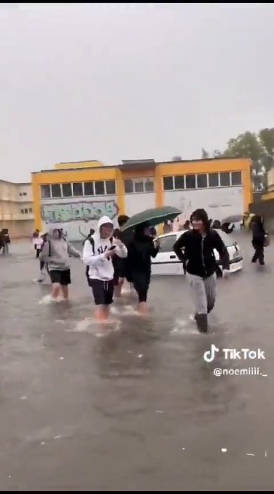 Nubifragio su Ostia, strade allagate | video