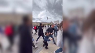 Parigi: allarme bomba. Evacuato il Louvre | video
