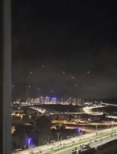 Iron Dome con i suoi missili illumina i cieli di Israele | video