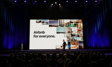 Tutti contro Airbnb, che cambia puntando su affitti a lungo termine e noleggio auto