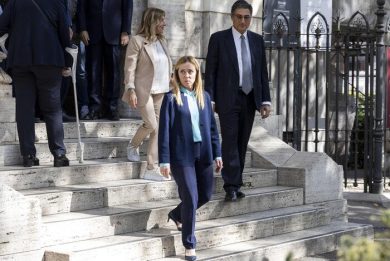 Meloni in visita alla Sinagoga di Roma: “Odio verso un popolo. C’è rischio di emulazione”