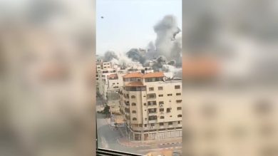 Israele: i bombardamenti visti dalla finestra | video