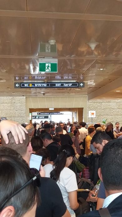 «Siamo bloccati in aeroporto. La situazione è critica. Non sappiamo come tornare in Italia»