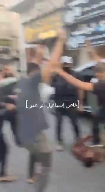 Hamas attacca Israele. La gente colpisce soldato ferito gravemente | video