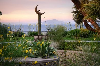 “Capri, isola, roccia natura e bellezza. Selvaggia, azzurra, ammaliatrice incantata..”