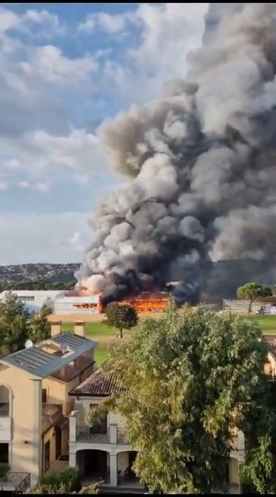 Incendio distrugge una struttura a Roma appena usata per la Ryder Cup | video