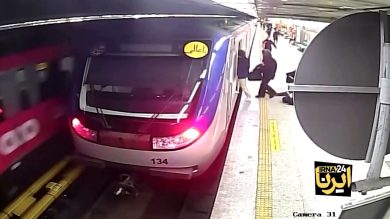 Picchiata perché non porta il velo: sedicenne in coma in Iran | video