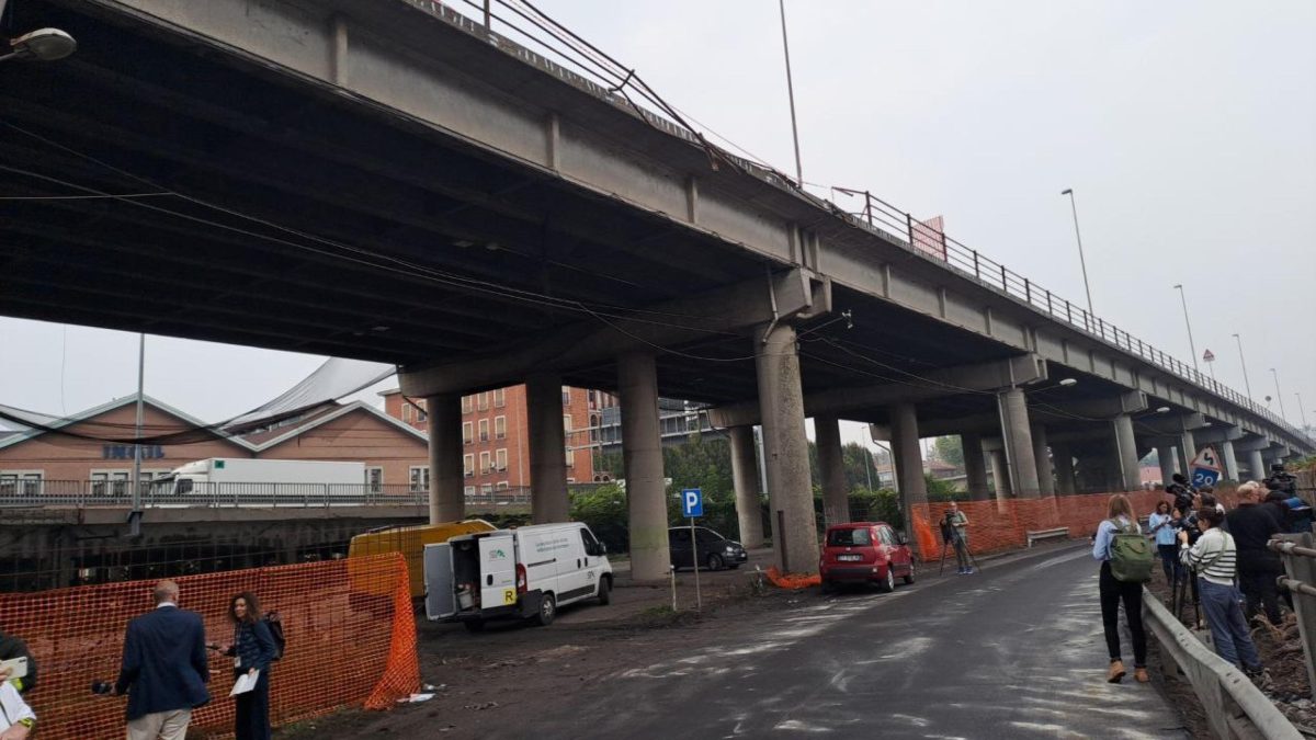 Galleria foto 'Mestre, pullman cade da cavalcavia e si incendia. 21 morti e 15 feriti | Foto' - foto 4