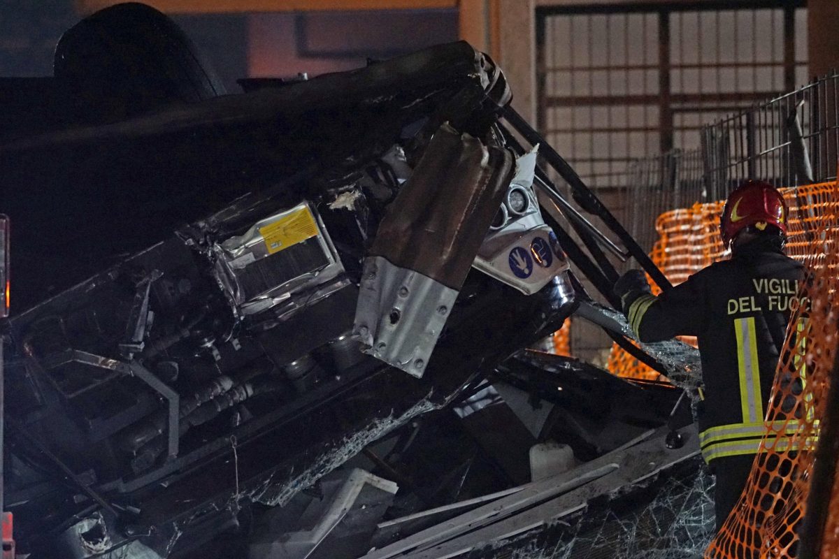 Galleria foto 'Mestre, pullman cade da cavalcavia e si incendia. 21 morti e 15 feriti | Foto' - foto 5