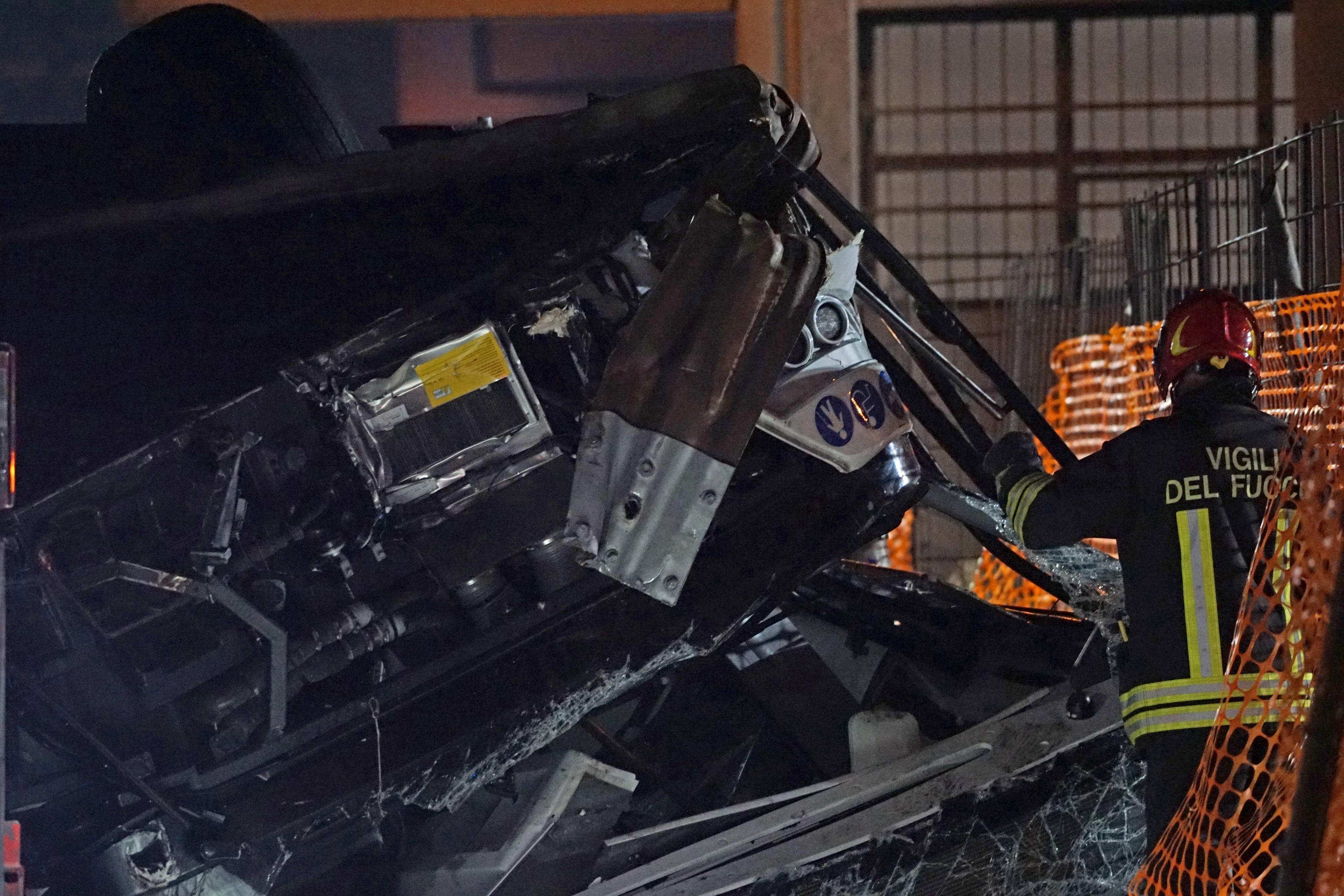 Mestre, pullman cade da cavalcavia e si incendia. 21 morti e 15 feriti | Foto Mestre, pullman cade da cavalcavia e si incendia. 21 morti e 15 feriti | Foto