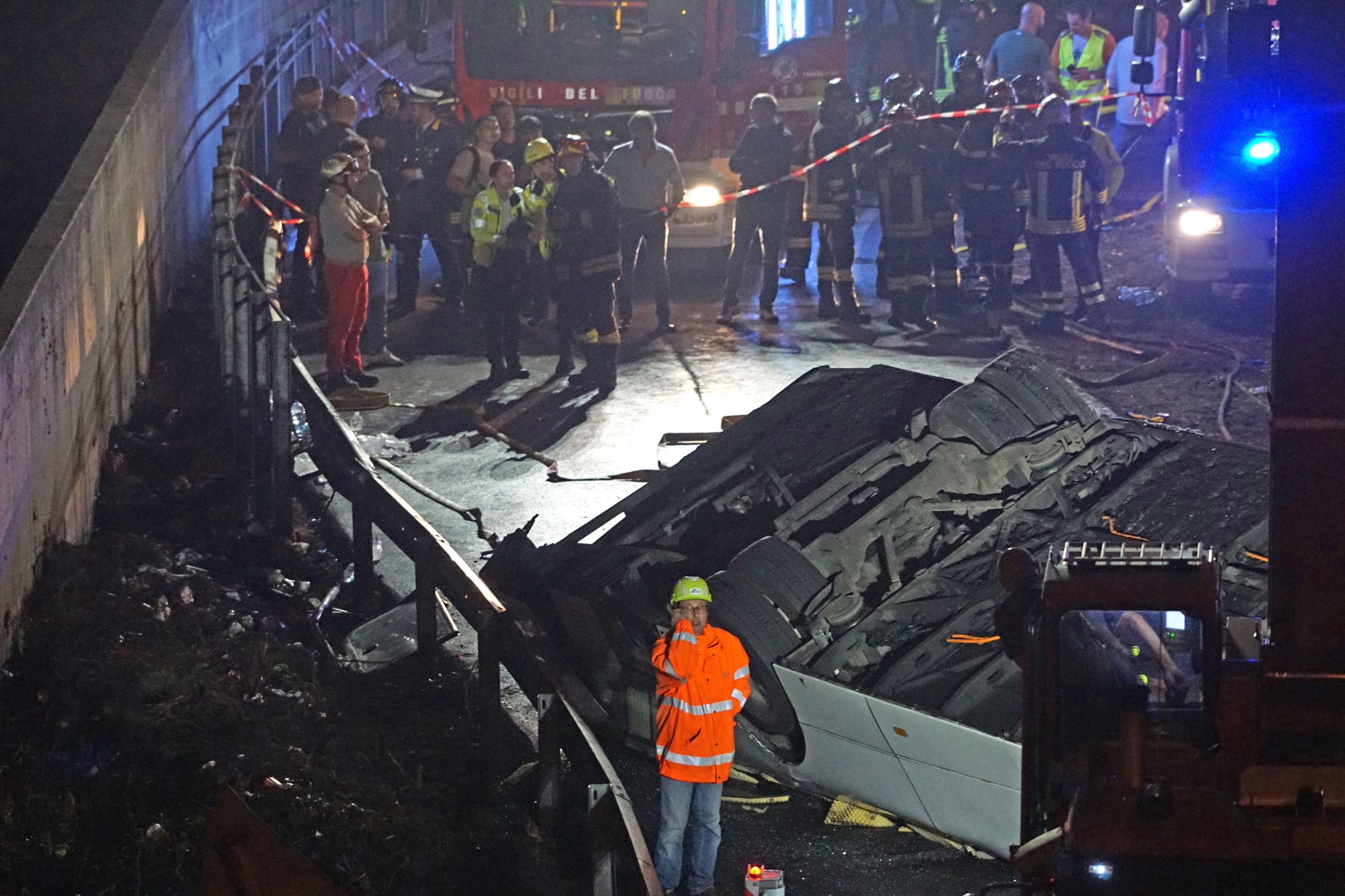 Mestre, pullman cade da cavalcavia e si incendia. 21 morti e 15 feriti | Foto Mestre, pullman cade da cavalcavia e si incendia. 21 morti e 15 feriti | Foto