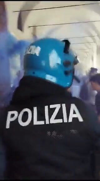 Torino, scontri tra polizia e studenti contro la visita della Meloni I video