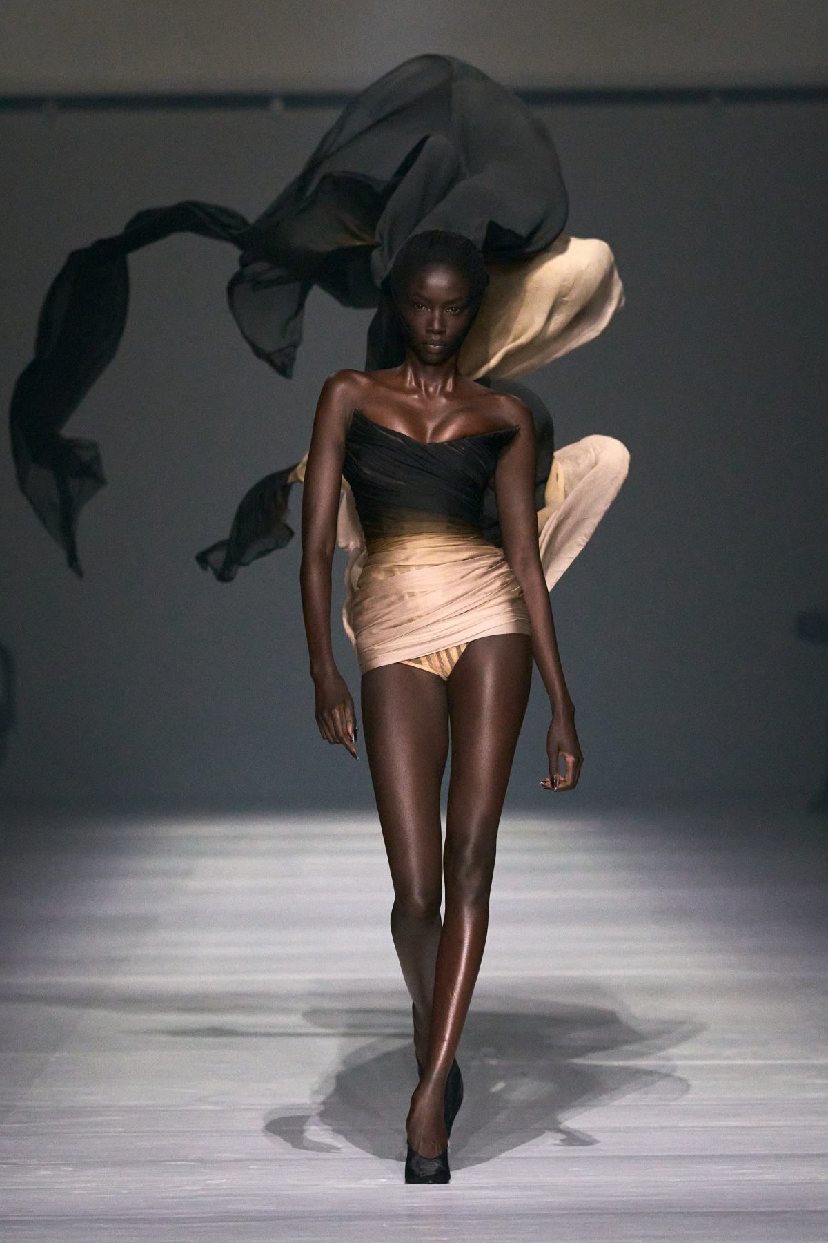 Galleria foto 'Nero e seducente, firmato Mugler' - foto 3