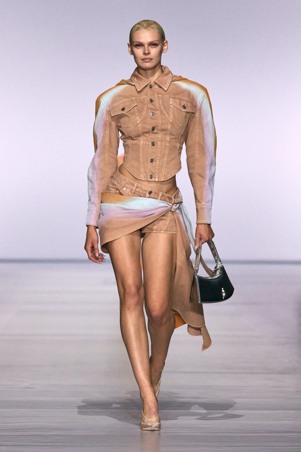 Galleria foto 'Nero e seducente, firmato Mugler' - foto 10