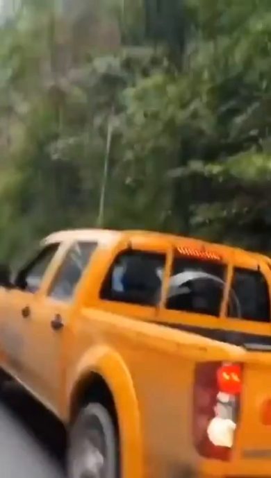 Frana in Cina sgretola una collina sulla strada | video