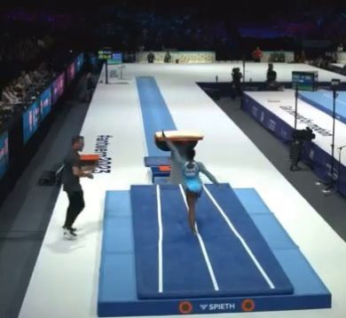 Ginnastica, il salto sensazionale e perfetto di Simone Biles I video