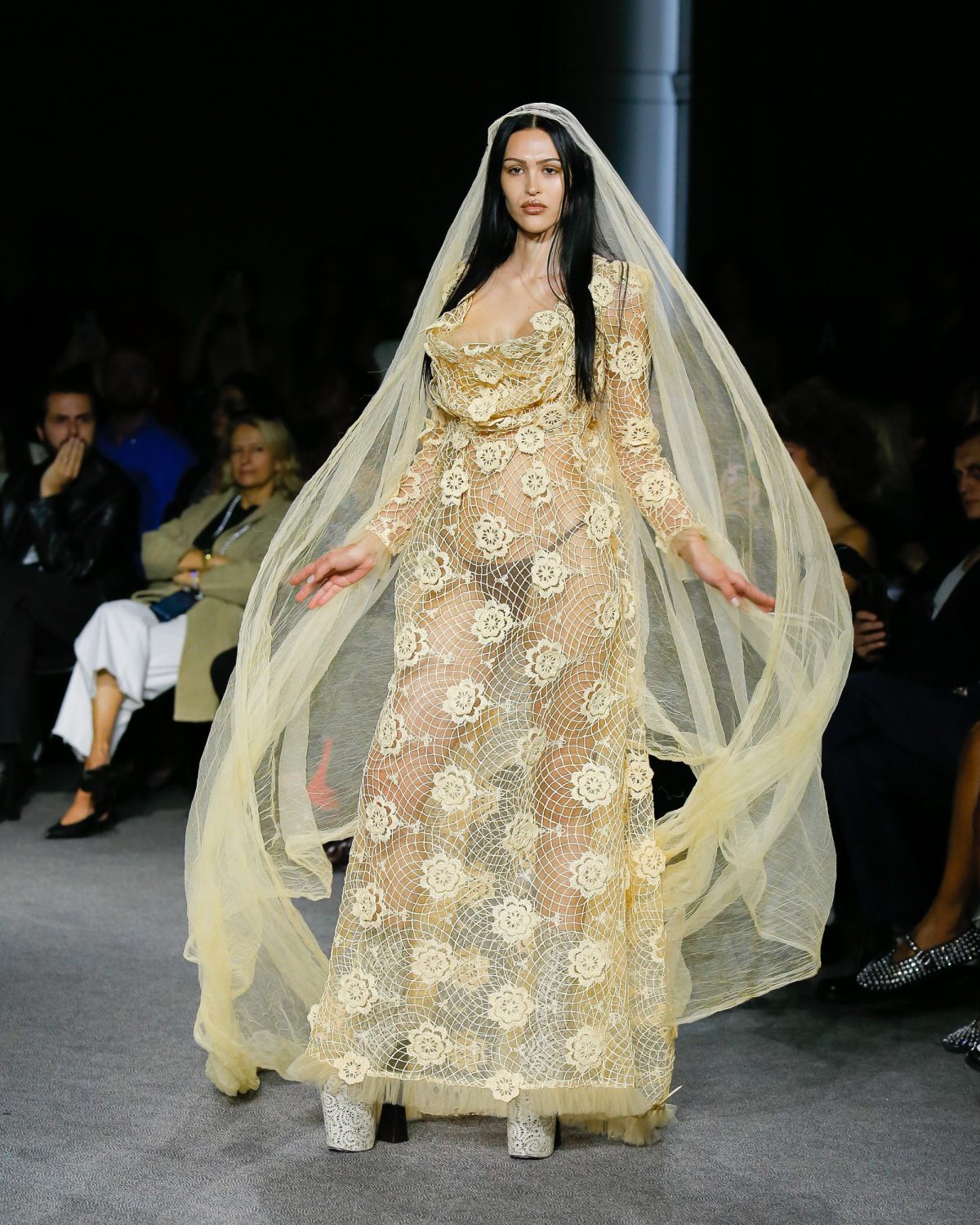 Galleria foto 'Kronthaler omaggia Madame Westwood e Sarah Burton dice addio a McQueen' - foto 16