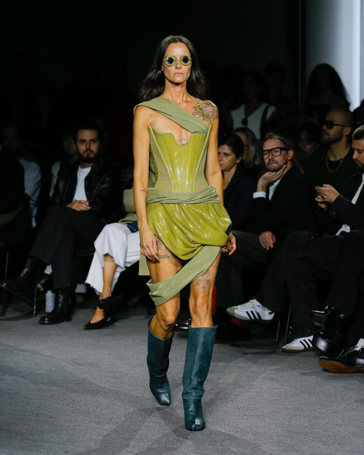 Galleria foto 'Kronthaler omaggia Madame Westwood e Sarah Burton dice addio a McQueen' - foto 13