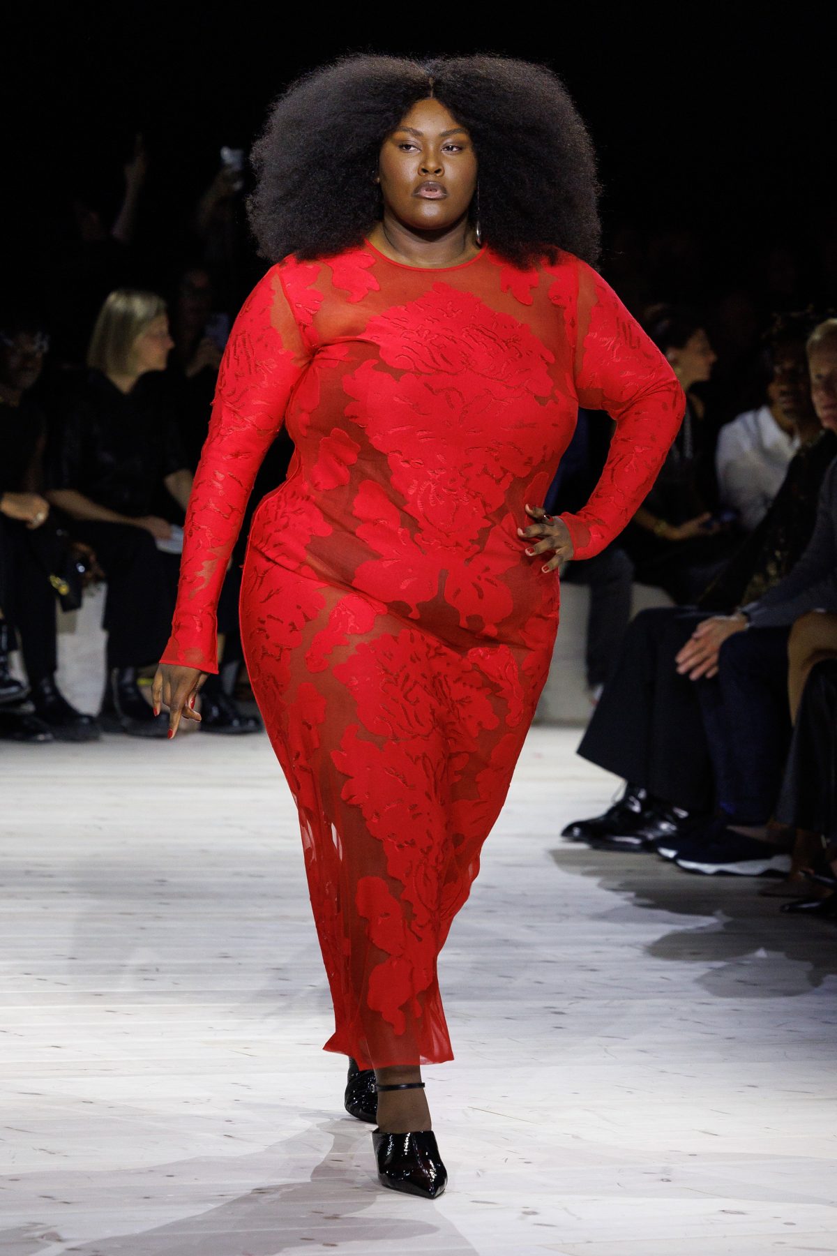 Galleria foto 'Kronthaler omaggia Madame Westwood e Sarah Burton dice addio a McQueen' - foto 5