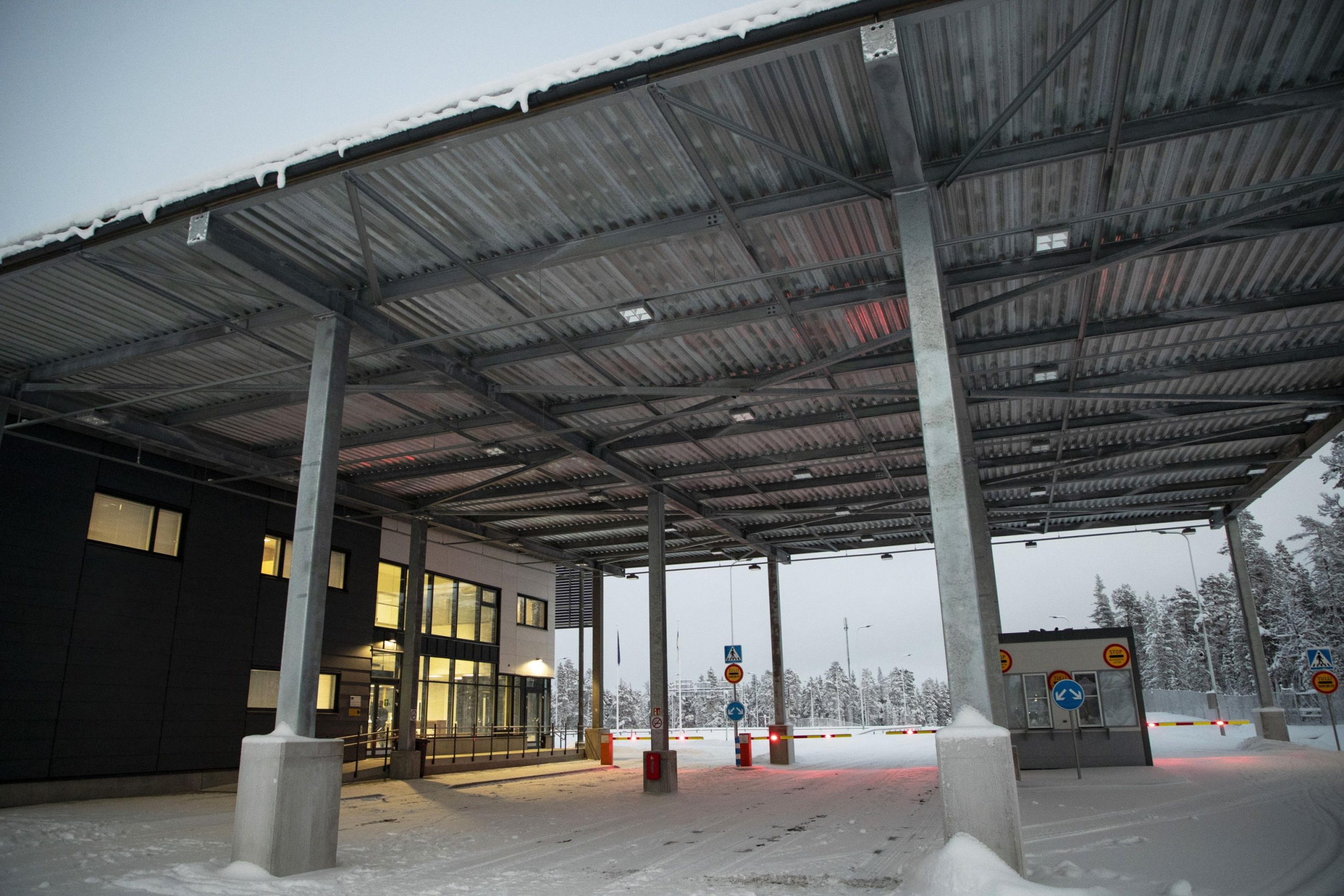 Putin schiera i migranti contro l’Europa e la Finlandia chiude i confini Putin schiera i migranti contro l’Europa e la Finlandia chiude i confini