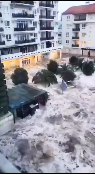 Sochi, Russia. La costa travolta dalle onde in tempesta | video