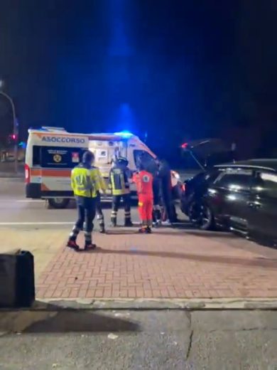 Incidente stradale per Balotelli. Auto distrutta, lui illeso | video