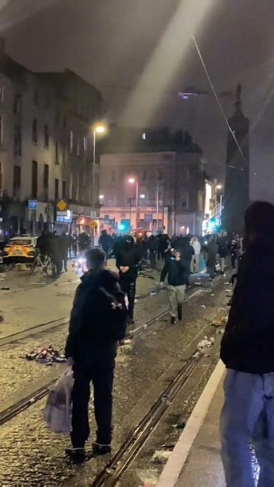Dublino; incidenti di piazza contro i migranti dopo l’attentato di oggi | video