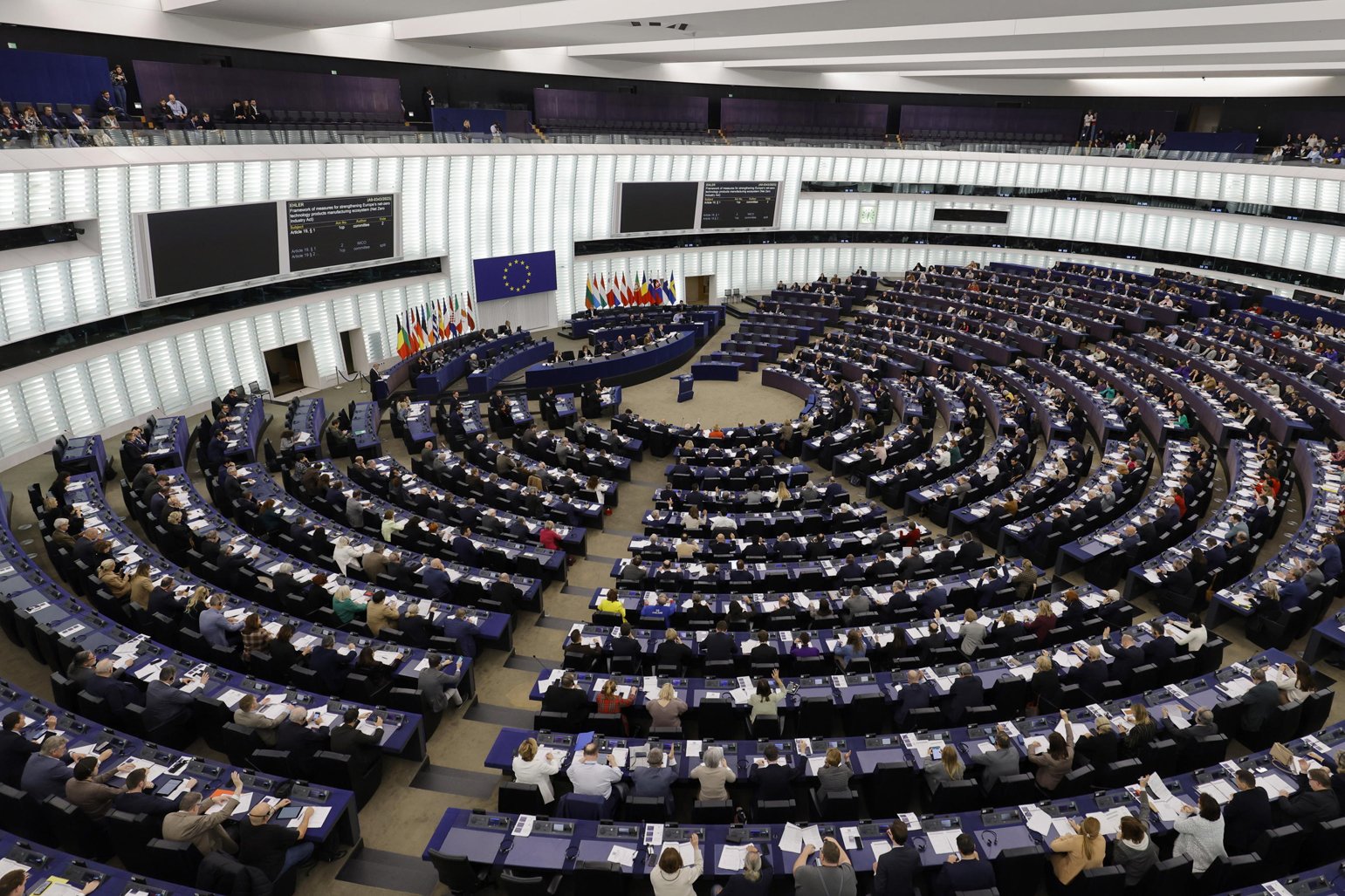 Al Parlamento Ue uno scandalo tira l’altro