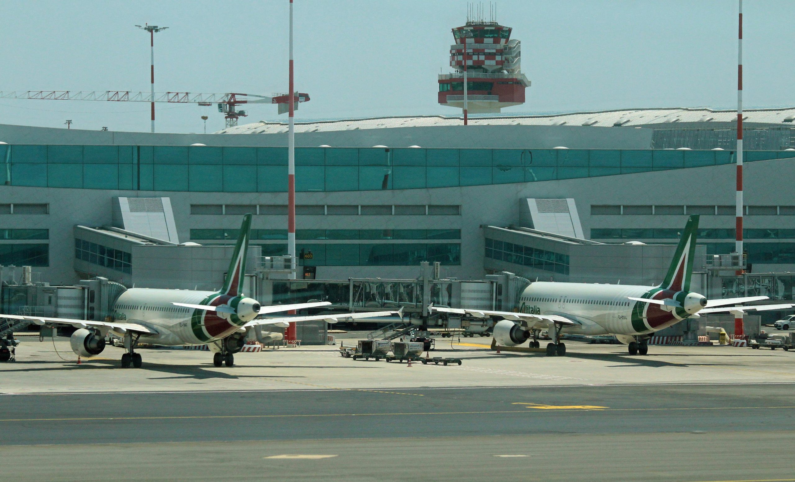 L’extra costo dei biglietti aerei forse è proprio colpa nostra