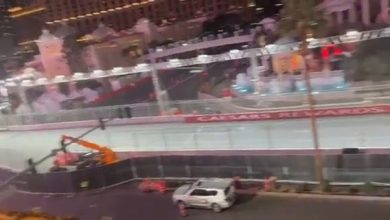 Clamoroso a Las Vegas: la Ferrari di Sainz distrutta da un tombino I video