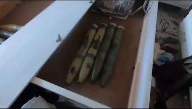 Sotto il letto di una bambina di Gaza missili usati da Hamas | video