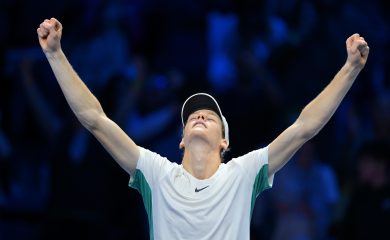 Djokovic batte Hurkacz ma perde un set: Sinner è in semifinale alle Atp Finals