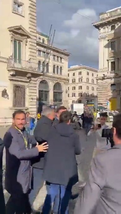 Rissa davanti a Palazzo Chigi tra Coldiretti e due parlamentari sulla carne sintetica | video
